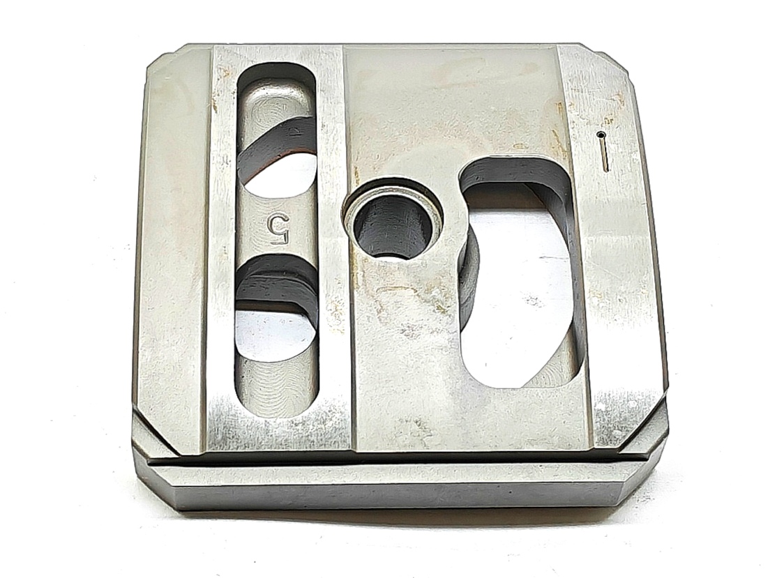 Распределитель VALVE PLATE L HPV 118 Распределитель L VALVE PLATE — изображение 1